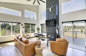 Smart TV, lareira, videogames, livros