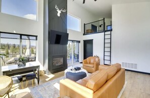 Smart TV, fireplace, video games, books - EV Charger, Vineyard, Championship Golf Course all with a Beautiful Water View! (Bigfork)