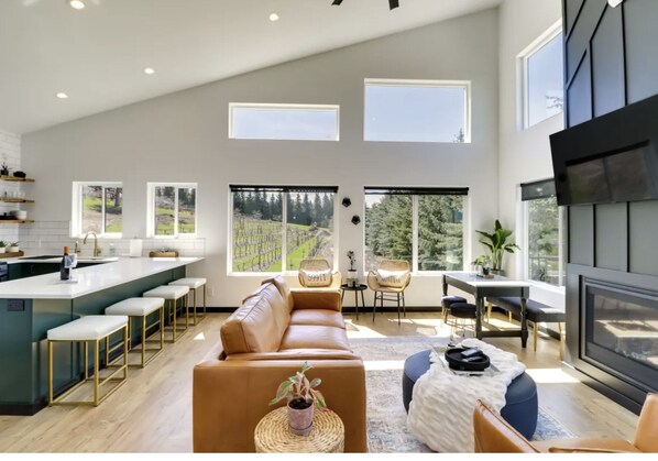 Smart TV, fireplace, video games, books - EV Charger, Vineyard, Championship Golf Course all with a Beautiful Water View! (Bigfork)