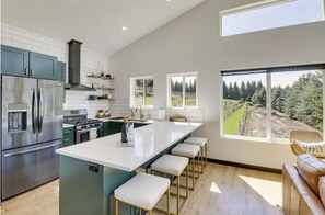 Fridge, microwave, oven, stovetop - EV Charger, Vineyard, Championship Golf Course all with a Beautiful Water View! (Bigfork)