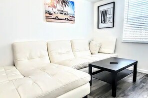 TV - Retro Cottage - Short Walk to Wilton Dr. ,WIFI, Free Parking (Wilton Manors)