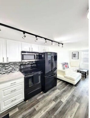 Kühlschrank, Mikrowelle, Ofen, Herdplatte