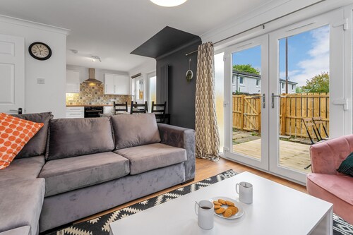 Cheerful Stays: Livingston - 4 Bedroom 3 Bath home - Great for Groups