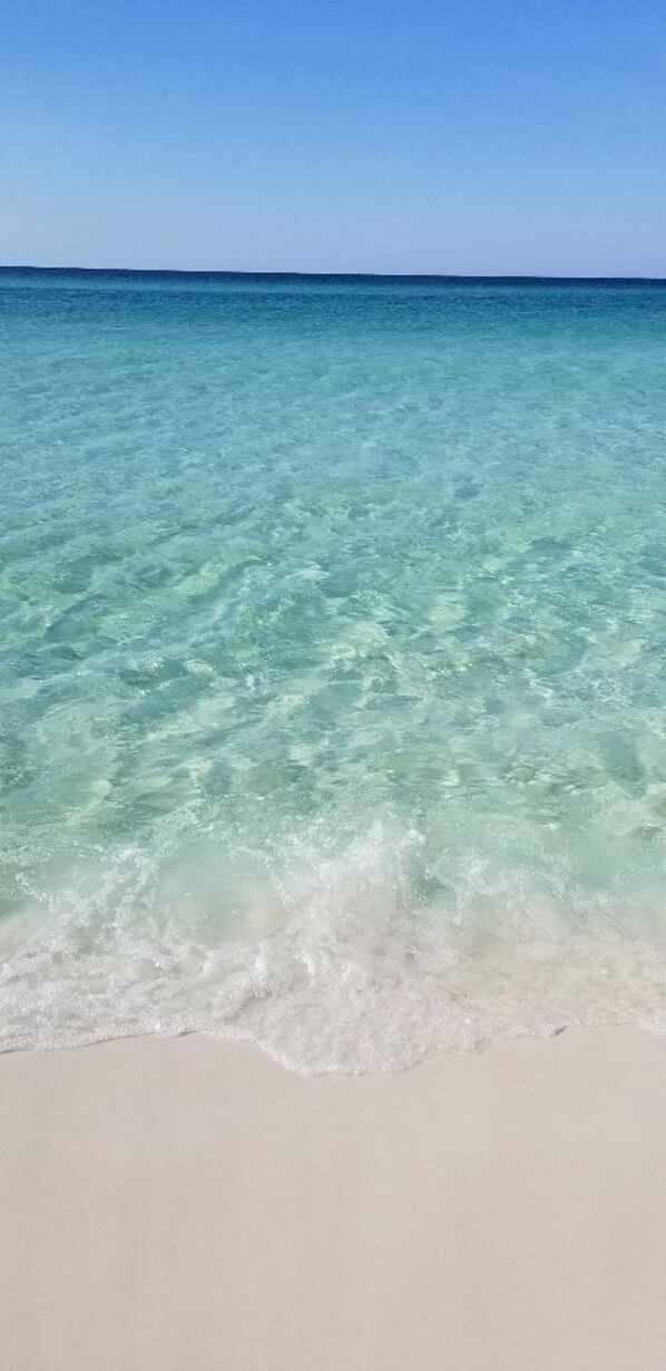 靠近海滩、沙滩椅、沙滩毛巾