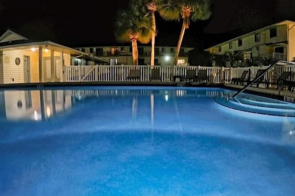 Sandprints Condominium Pool 2023