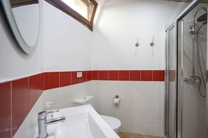 Shower, hair dryer, towels - Villa with 2 bedrooms and 1 bathroom, with terrace, pool and barbecue (Crestatx)