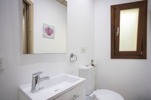 Shower, hair dryer, towels - Casa Pequeña (Crestatx)