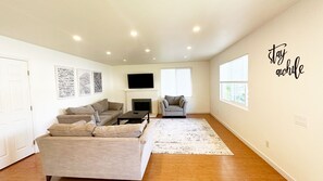 Smart TV, books, stereo, computer monitors - Family House Close to All (San Diego)