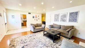 Smart TV, books, stereo, computer monitors - Family House Close to All (San Diego)