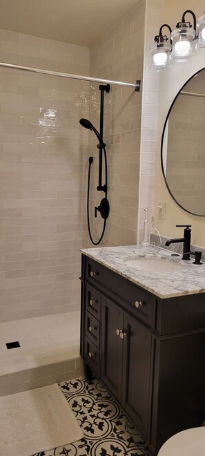 Kombinert dusj/badekar, hårføner, håndklær og såpe