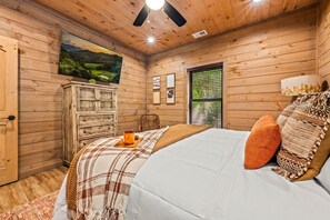 5 bedrooms, desk, iron/ironing board, travel crib
