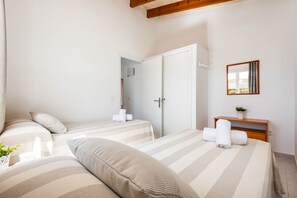 2 bedrooms, iron/ironing board, free WiFi, bed sheets - Rimar 4, 2 bedroom apartment, Cap d´Artrutx (Cala´n Bosch)