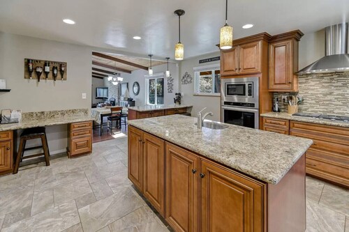 Luxury at the Lake - Large Lakeview - Game Room    - Shasta Lakeshore Retreat #7