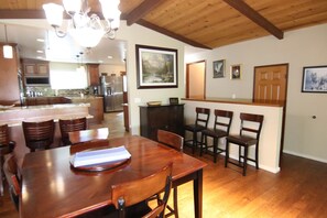 Dining - Luxury at the Lake - Large Lakeview - Game Room    - Shasta Lakeshore Retreat #7 (Lakehead)