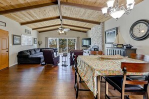 TV connectée, cheminée, livres, chaîne hi-fi