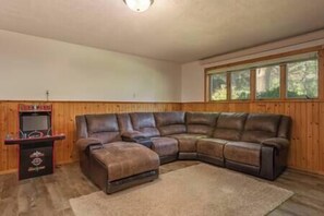 Fernseher, Kamin, DVD-Player