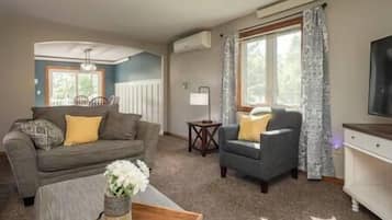 Fernseher, Kamin, DVD-Player