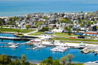 A Perfect Location Next to Park and Walkable to Town and Beach. Pet Friendly!