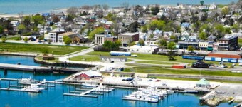 A Perfect Location Next to Park and Walkable to Town and Beach. Pet Friendly!