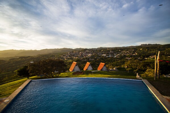 Una piscina al aire libre, sombrillas