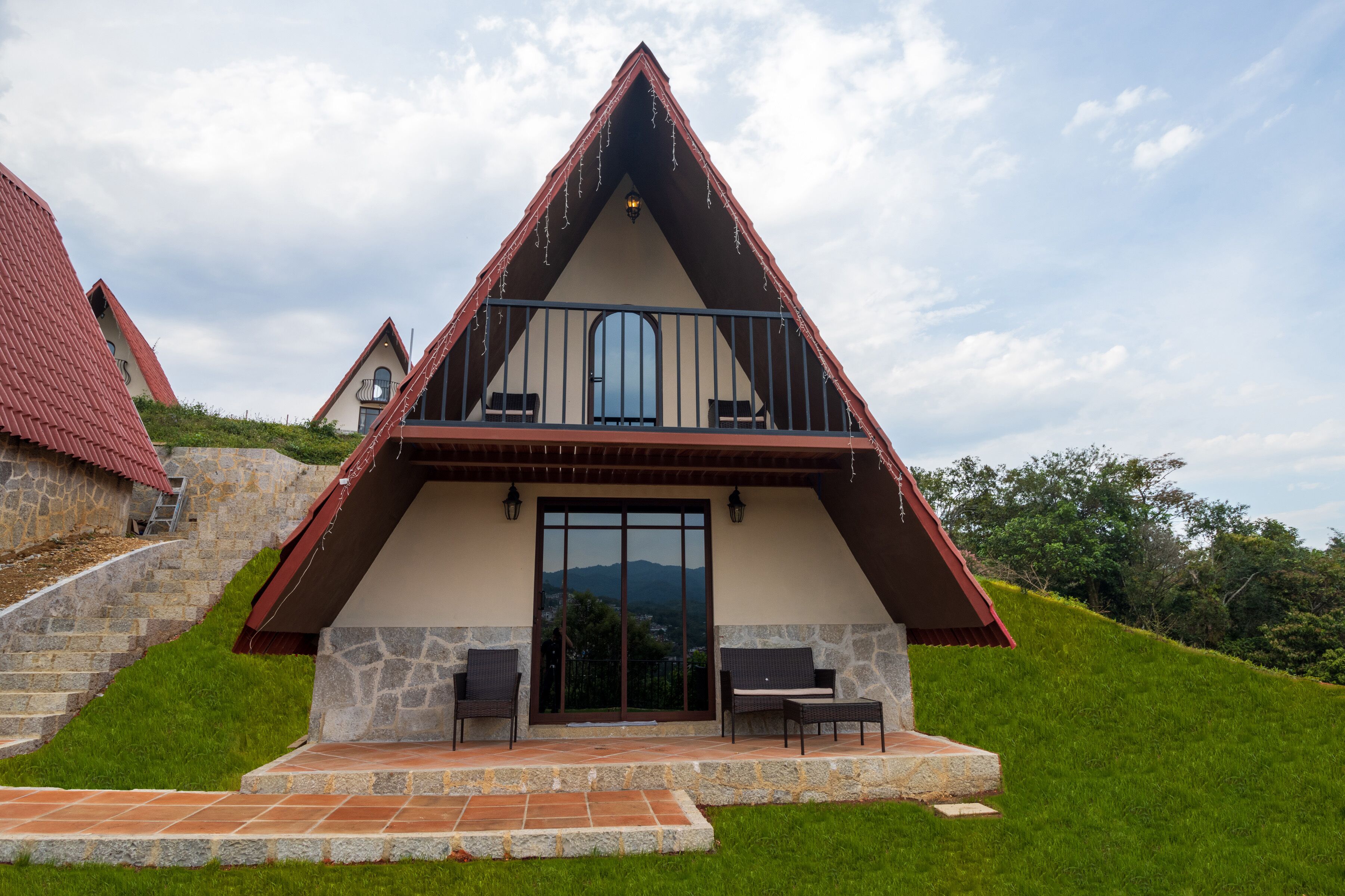 Villa superior, 1 habitación, balcón, vista a la ciudad | Vista al jardín