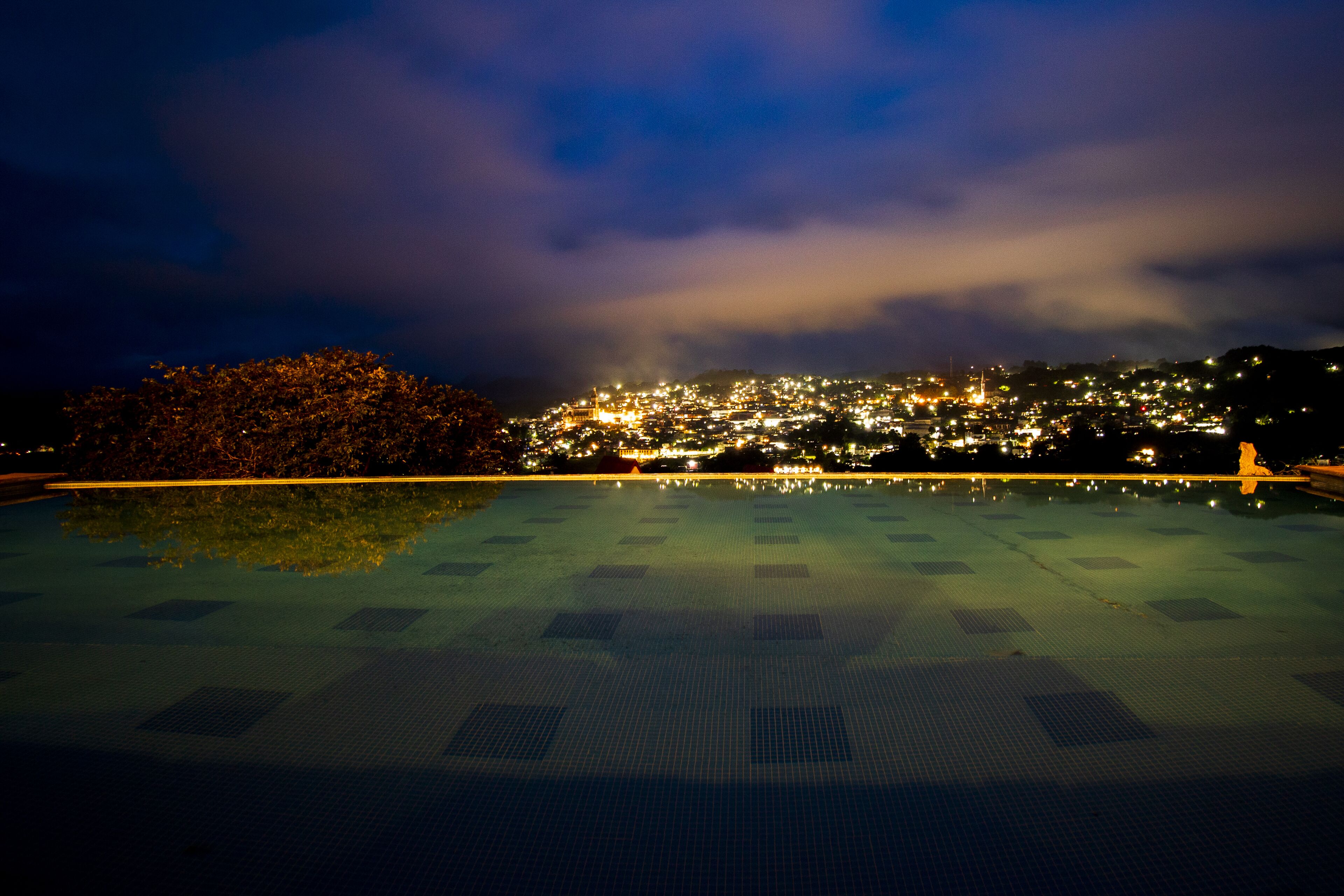 สระว่ายน้ำกลางแจ้ง เปิด 9:00 น. ถึง 21:00 น., ร่มริมสระว่ายน้ำ