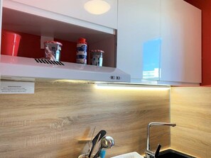 Réfrigérateur, grille-pain, batterie de cuisine, vaisselle et ustensiles