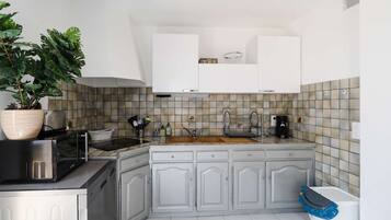 Een koelkast, een microgolfoven, een vaatwasser, een broodrooster