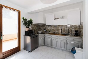 Kühlschrank, Mikrowelle, Geschirrspüler, Toaster