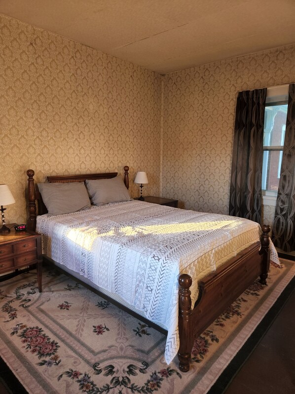 4 bedrooms, WiFi, bed sheets - Right off the bike trail. (Meyersdale)