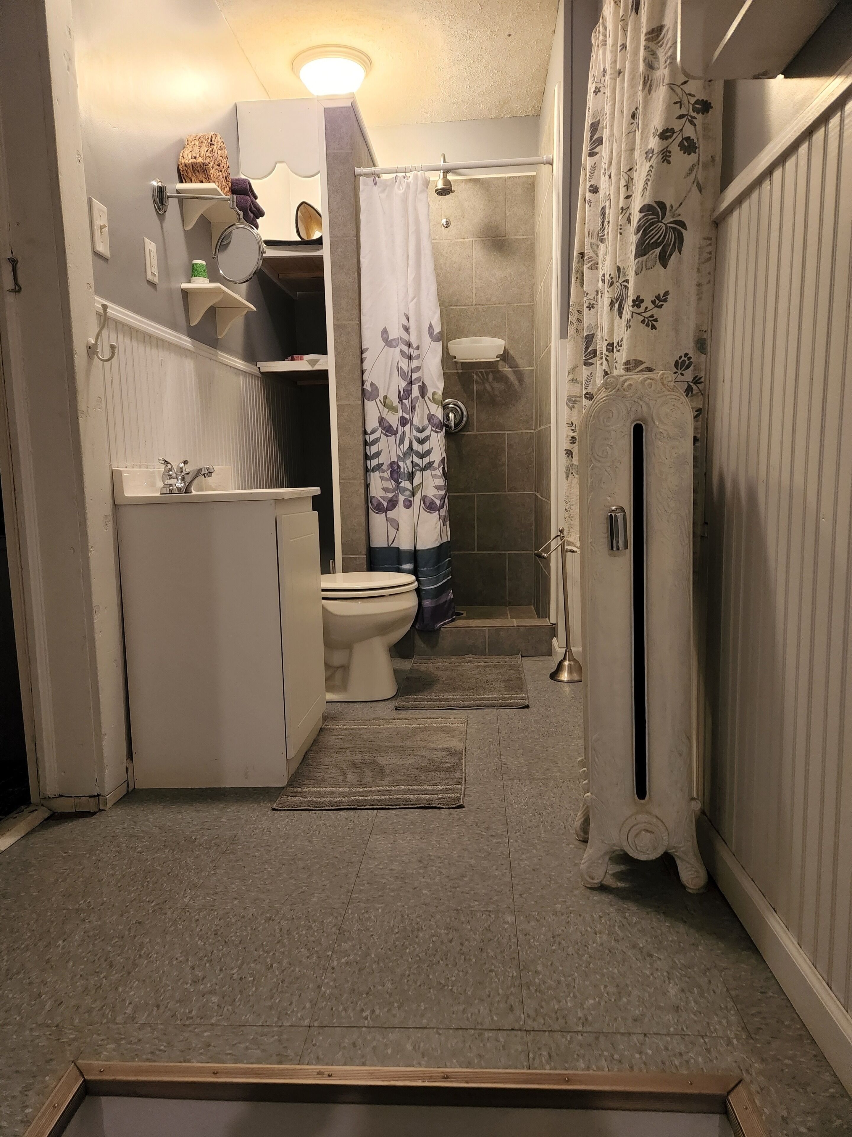 Suihku, hiustenkuivaaja, pyyhkeet, saippua