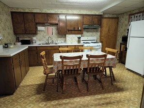 Fridge, microwave, oven, stovetop - Right off the bike trail. (Meyersdale)