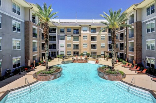 Luxury 2BD w/ pool. 5 min walk to NRG Stadium. 10 min Dr to Downtown Houston!! 