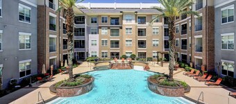Luxury 2BD w/ pool. 5 min walk to NRG Stadium. 10 min Dr to Downtown Houston!! 