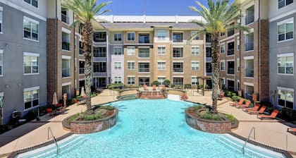 Luxury 2BD w/ pool. 5 min walk to NRG Stadium. 10 min Dr to Downtown Houston!!