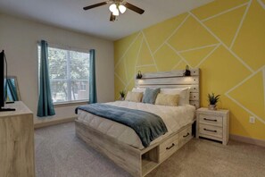 2 bedrooms, iron/ironing board, free WiFi, bed sheets - Luxury 2BD w/ pool. 5 min walk to NRG Stadium. 10 min Dr to Downtown Houston!!  (Houston)