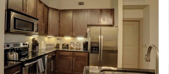 Luxury 2BD w/ pool. 5 min walk to NRG Stadium. 10 min Dr to Downtown Houston!! 