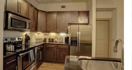Luxury 2BD w/ pool. 5 min walk to NRG Stadium. 10 min Dr to Downtown Houston!!