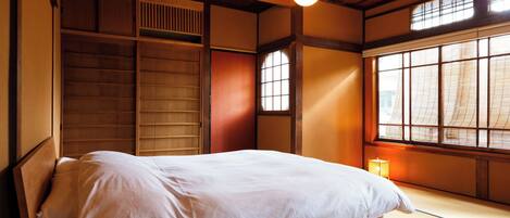 2 عدّة غرف نوم ومكواة/لوح كي وواي فاي وملاءات أسرّة