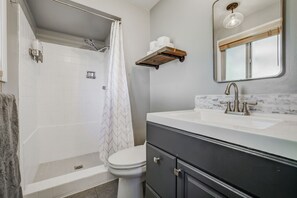 Ensemble baignoire-douche, séchoir à cheveux, serviettes fournies, savon