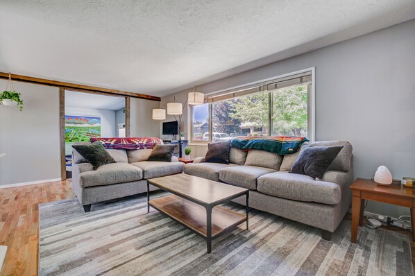 Smart TV, chimenea y monitor de computadora 