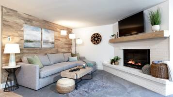 Een smart-tv, een open haard en een stereo