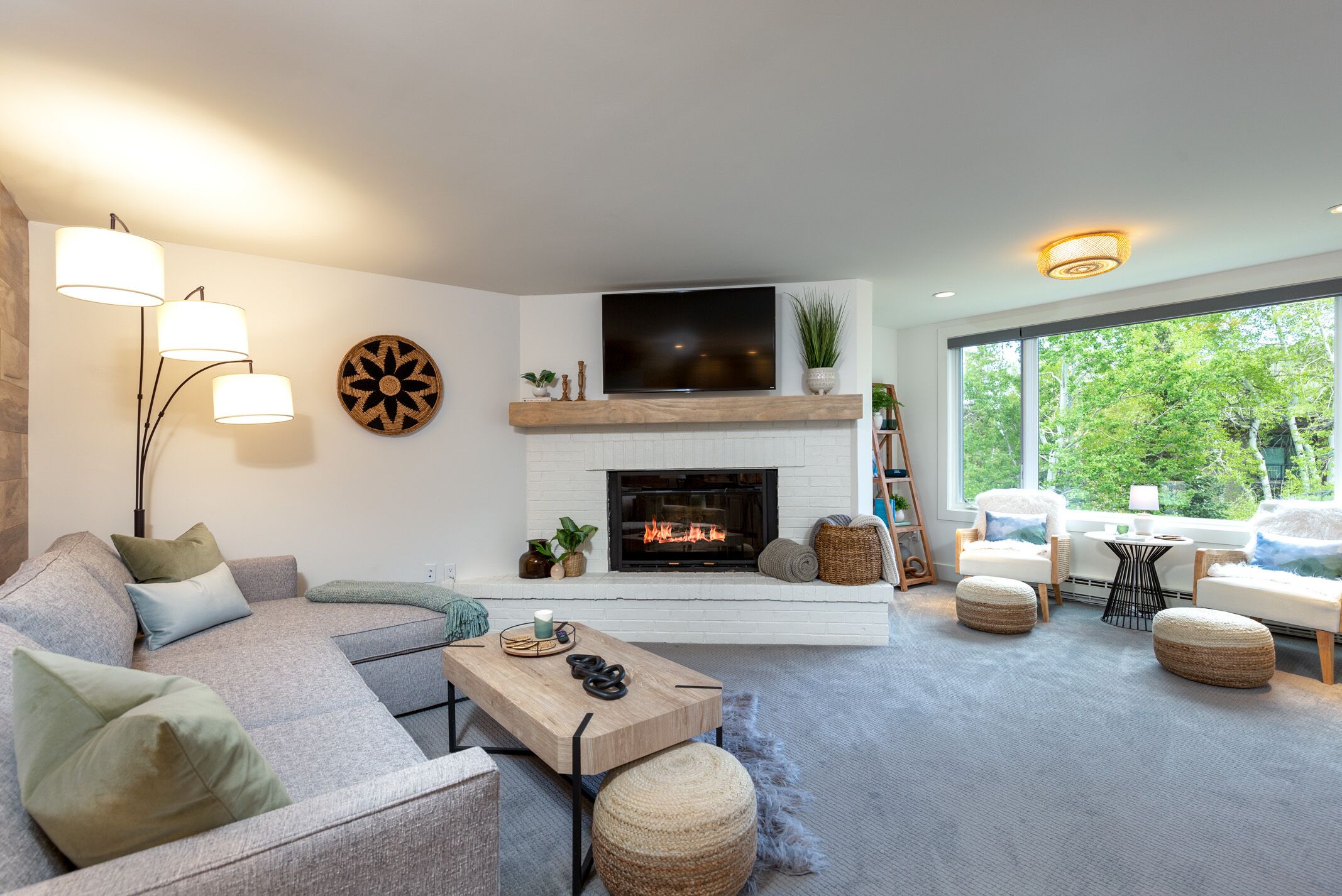 Smart TV, fireplace, stereo