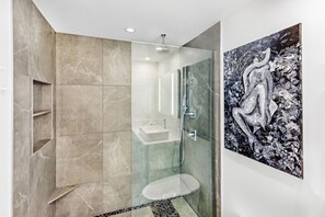 Dusche, Haartrockner, Handtücher, Seife