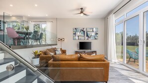 Smart TV, fireplace - Luxury mid-century modern gem! (Bloomfield)