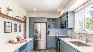 Coffee/tea maker, fridge, microwave, oven - Luxury mid-century modern gem! (Bloomfield)