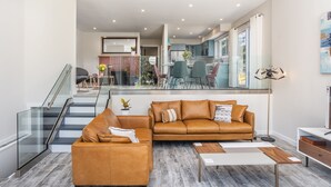 Smart TV, fireplace - Luxury mid-century modern gem! (Bloomfield)