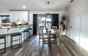Dining - Joshua Tree Healing House + Hot Tub + Game Room (Yucca Valley)
