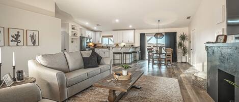 Smart-tv, eldstad och bordsfotboll