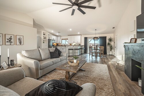 Joshua Tree Healing House + Hot Tub + Game Room